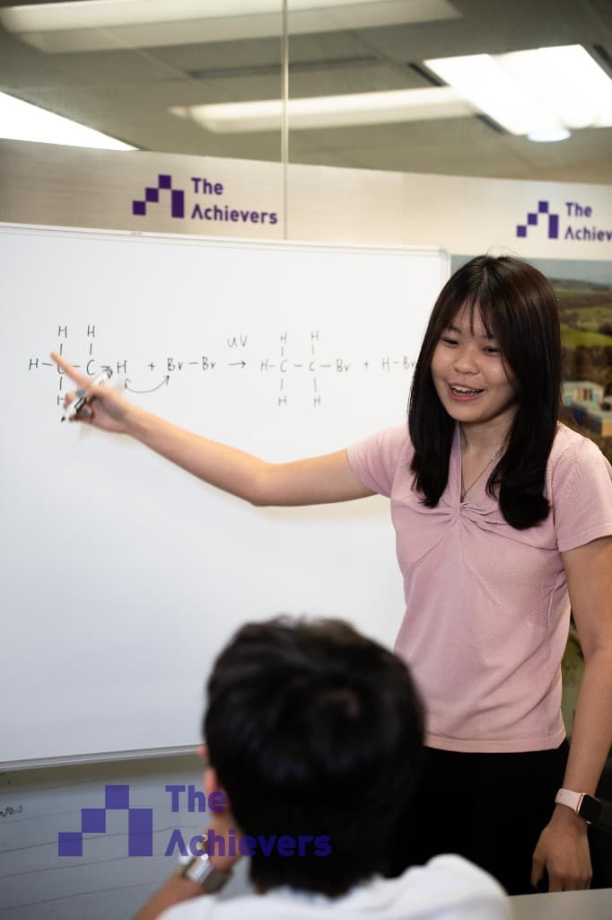 The Achievers(先星教育)導師在課堂上講解學科內容