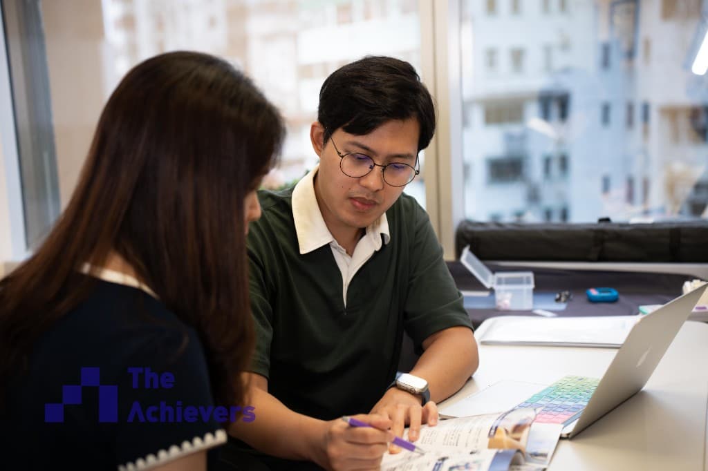 The Achievers(先星教育)導師在課堂上與學生檢視學習內容