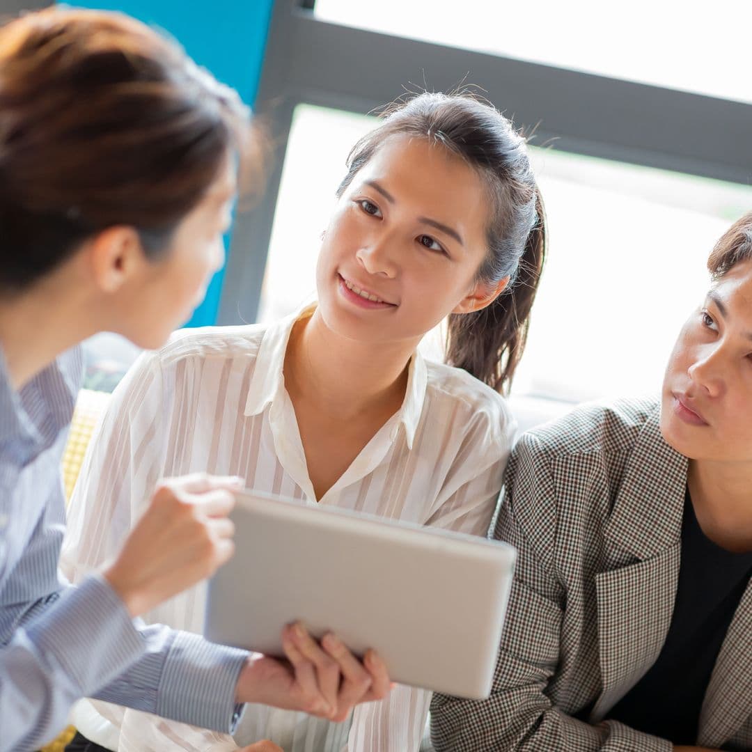 Learning consultant discussing an academic plan with a family